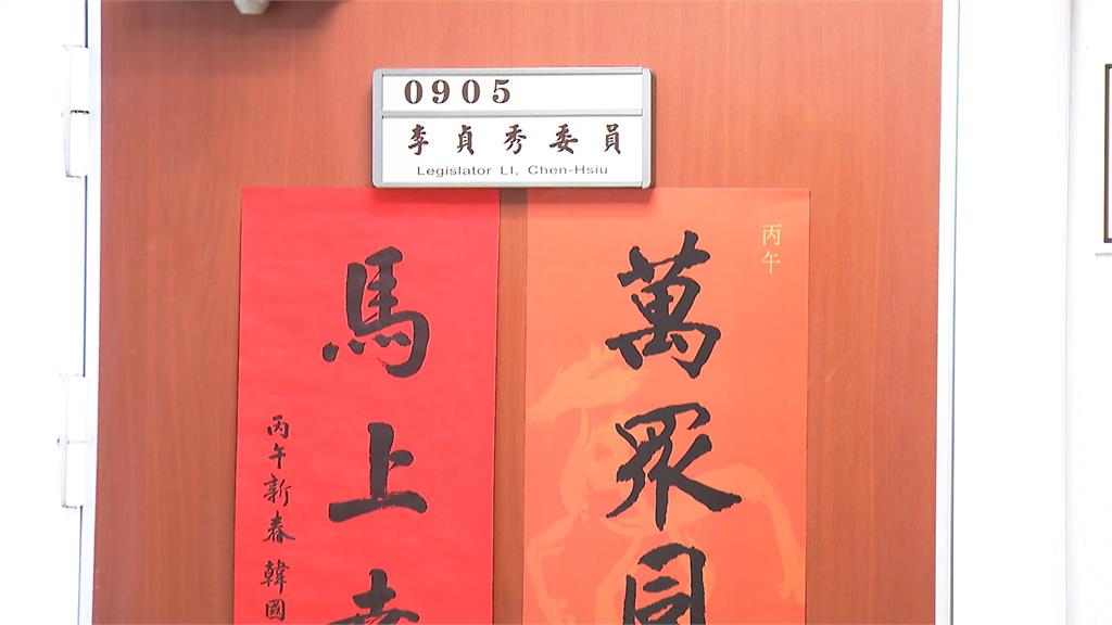 貞秀不要看！許忠信委員會初登板　和部長劉世芳熱絡寒暄