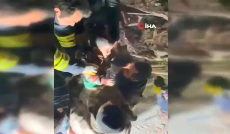 快新聞／救災傳出好消息！　土耳其救援隊救出8位公民、3歲孩童
