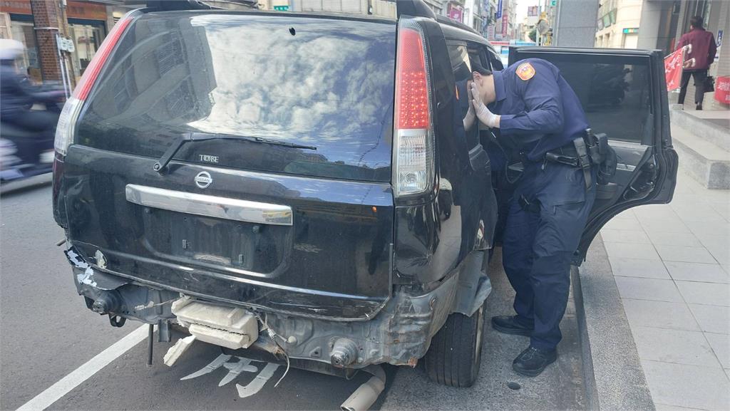 掛假車牌心虛拒檢！通緝犯逃逸滑落田裡落網