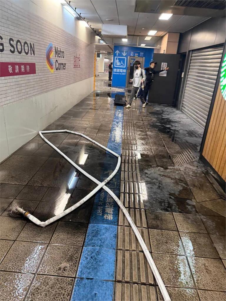 快訊／台北車站捷運出口「遭人丟煙霧彈」！1人無生命跡象送醫搶救中