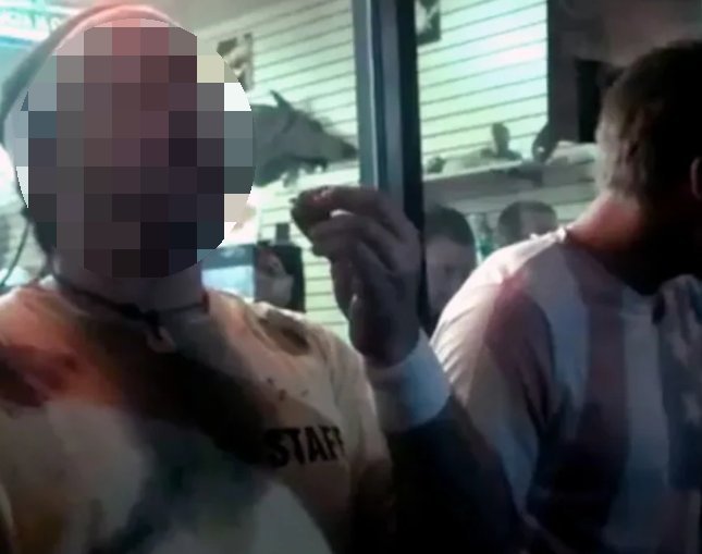 32歲男比賽「生吞10cm活蟑螂」一口氣嗑數十隻！吃完倒地狂吐驚人畫面曝