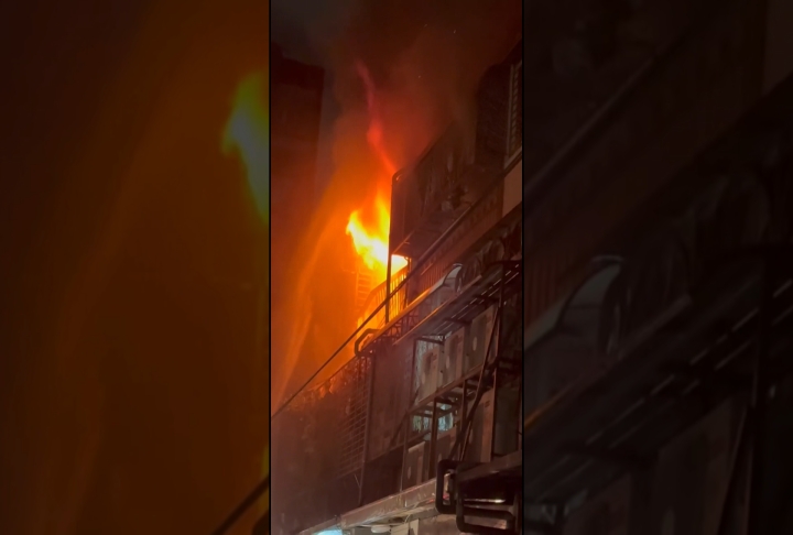 士林公寓清晨惡火! 疑佛堂起火 3樓陷入火海