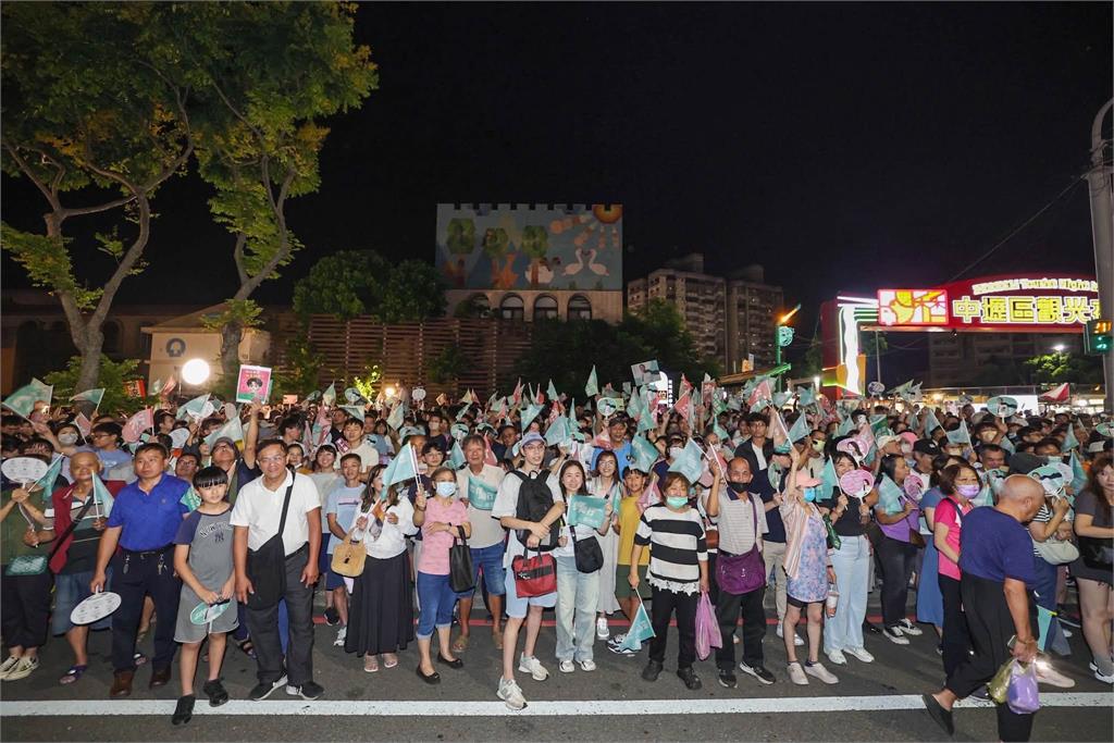 親藍粉專控「中壢洋流」把競選小物當垃圾丟！照片「1畫面」遭網抓包：說故事唬爛？