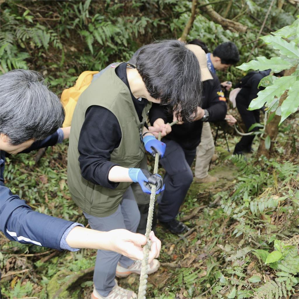 蔡英文爬山「手抓小草狂皺眉」照片瘋傳!背後真相曝光網笑翻:很正常