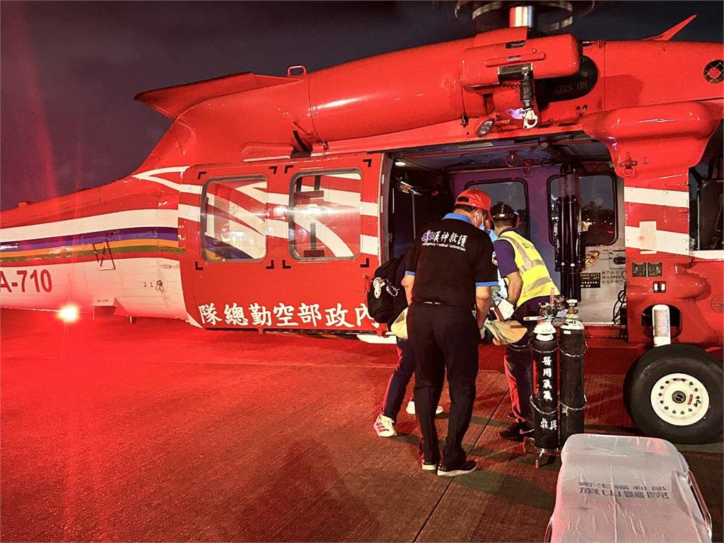 快新聞／黑鷹直升機空中搶命！澎湖70歲翁突心肌梗塞　空勤大隊35分鐘送高雄救醫