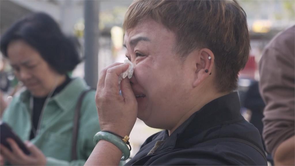 香港宏福苑大火災後餘悸猶存 老鄰居見面團抱問暖