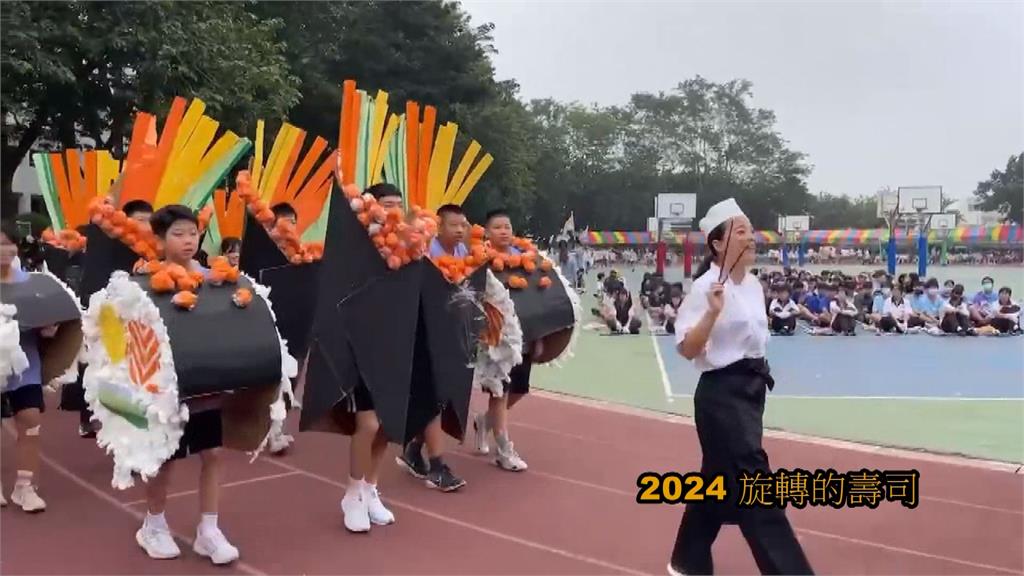 紅了！女教師校慶扮「埃及豔后」登場　網封：最強進場秀