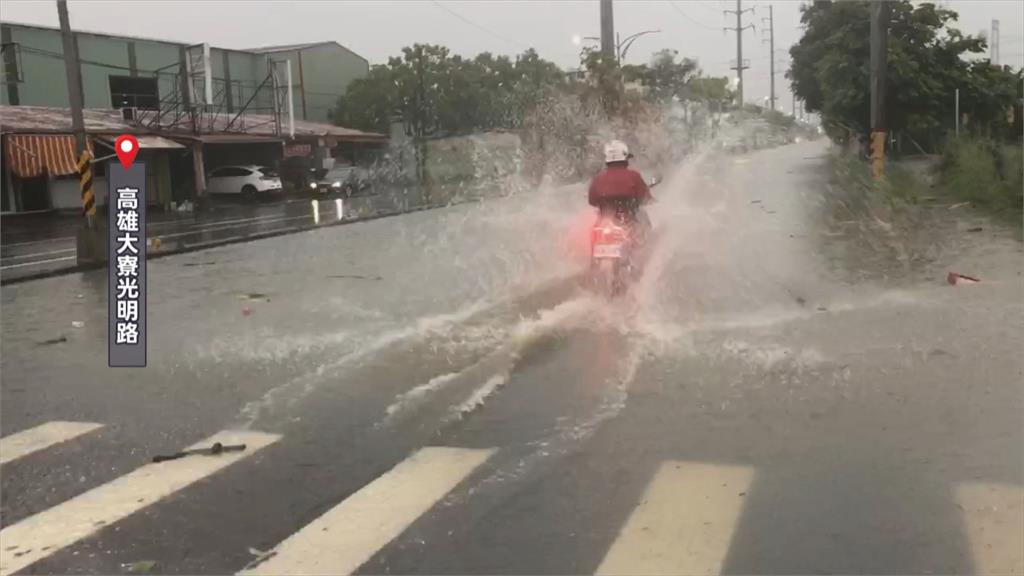 高雄鳥松淹水車險滅頂　熱心民眾涉水協助救援