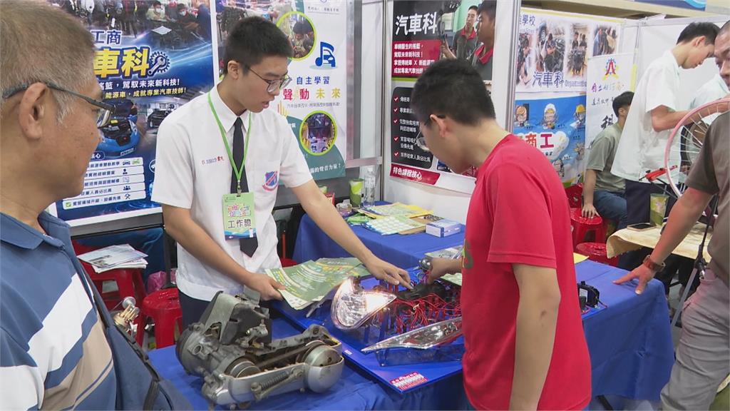 台南技職博覽會熱鬧登場　黃偉哲體驗電動卡丁車