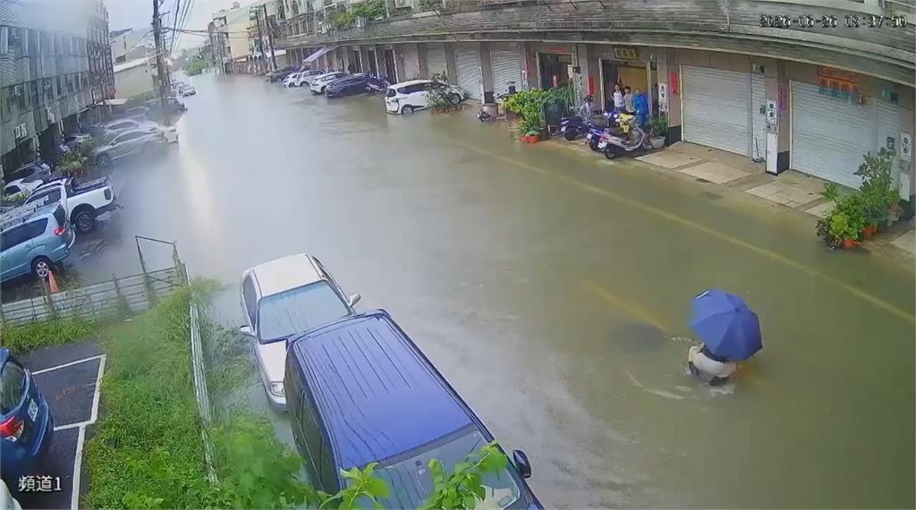 快新聞／台南仁德淹慘！議員欲移人孔蓋「下一秒跌進洞」：命差點被收走