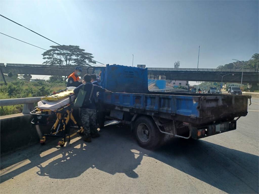 沒油推車撞護欄！ 推貨車下交流道撞護欄妻受困駕駛座 