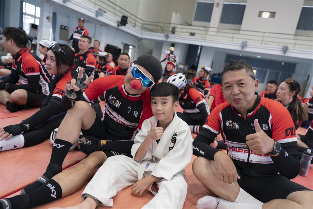 錠嵂保經四十週年藍鵲環台車隊挑戰　讓幸福樂活“騎”出新里程