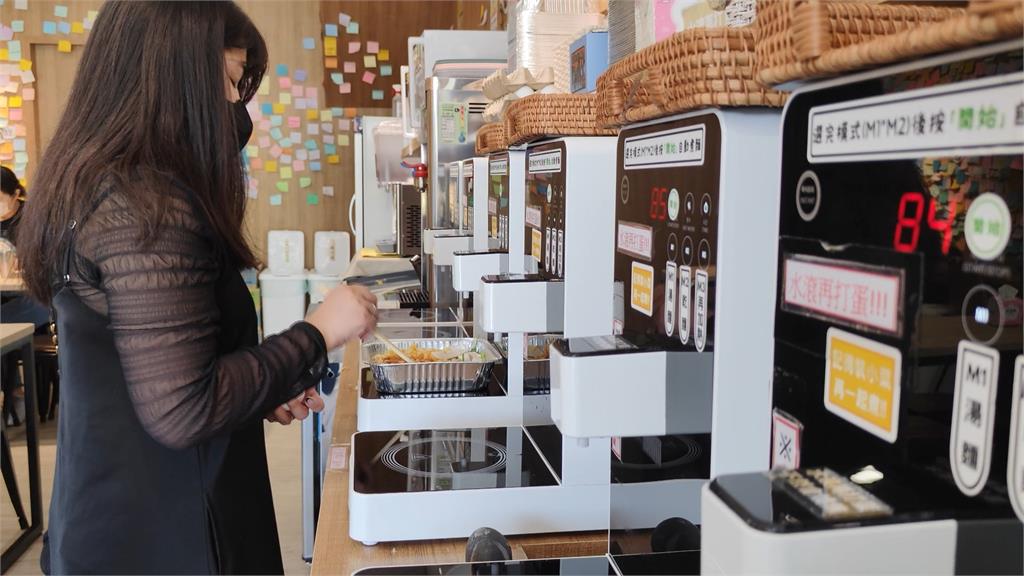 缺工潮！業者打造「無人餐廳」　AI機器人煮麵、調飲料
