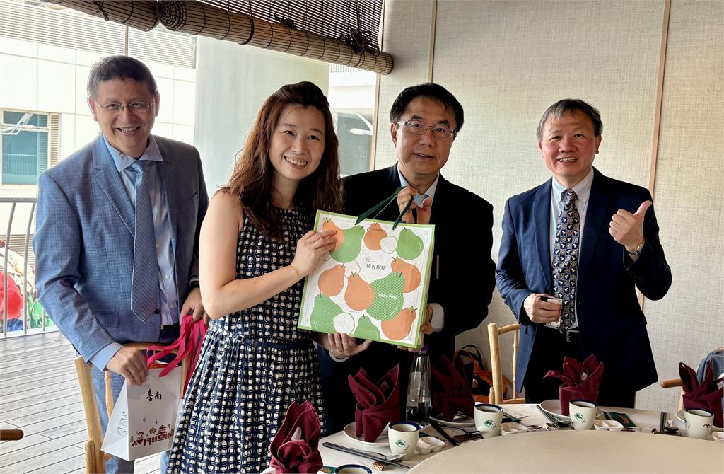 黃偉哲62歲生日快閃新加坡　忍腰傷搭廉航紅眼班機拚農產、觀光與招商