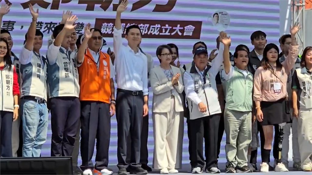 蕭美琴三度赴新竹站台　開箱莊競程競總大玩無人機足球