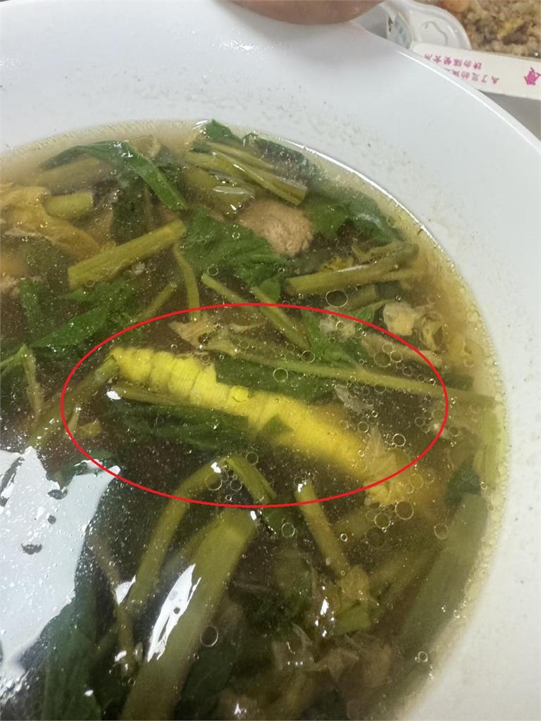 牛肉麵「浮出整隻蠶寶寶」他怒炸猛退貨!真相照曝光5千人看傻眼:藥膳湯?