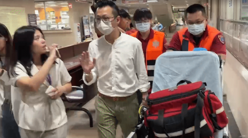 多圖/彭振聲愛妻身亡請假庭審!旁人攙扶「神情憔悴」搭車衝回家收行李