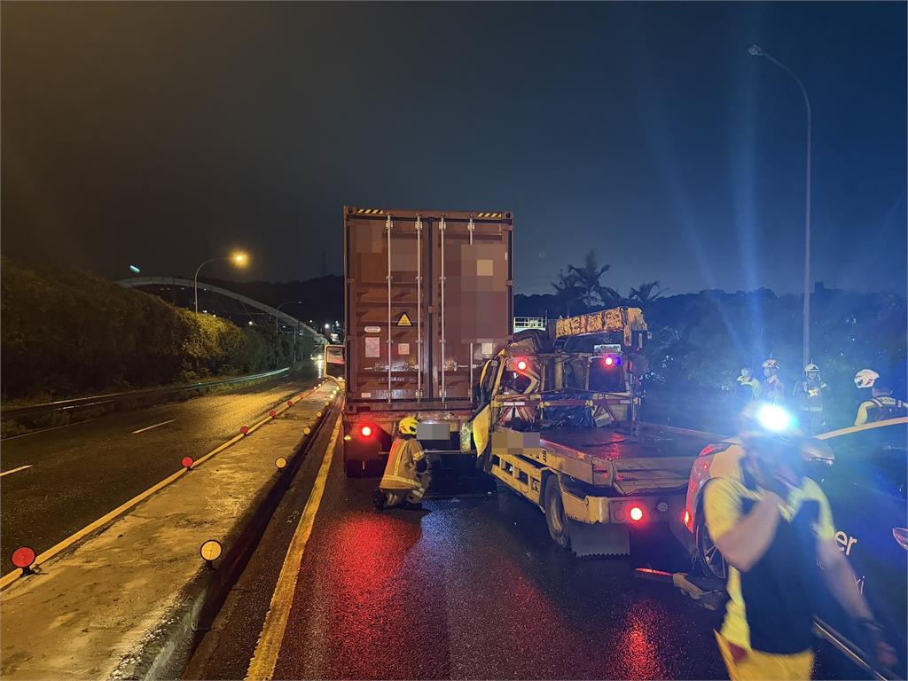 最新／國1拖吊車「插進」貨櫃車尾！60歲駕駛受困慘死　驚悚畫面曝光