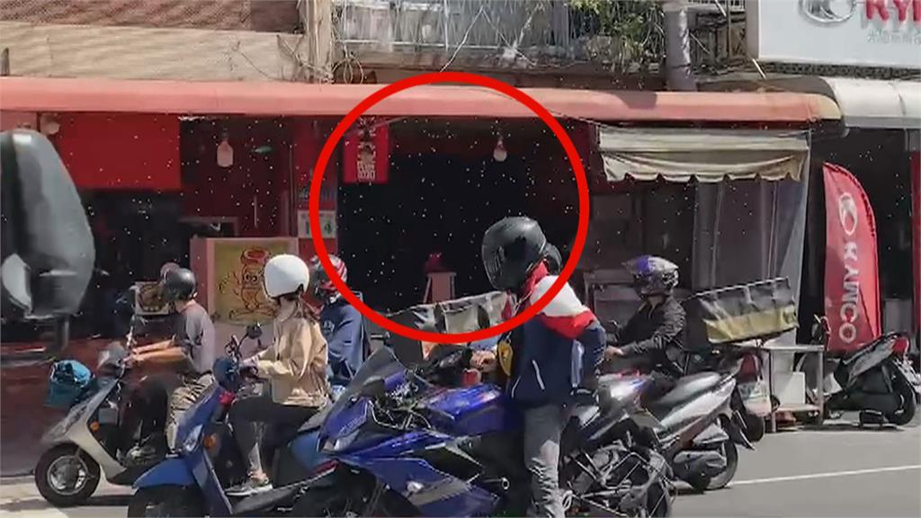 高雄路口驚見蜂群猛竄 騎士被包圍嚇傻不敢動!農業局說話了