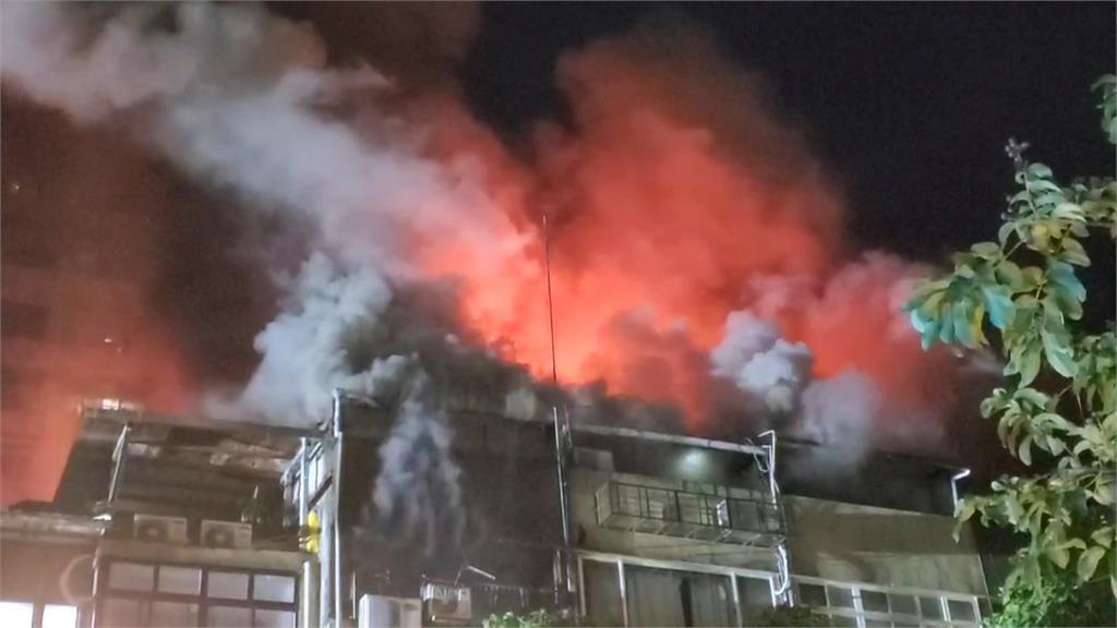 半夜驚悚大火! 北市公寓4樓起火1人1 狗一度受困