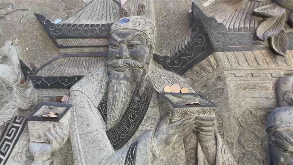 慶安宮石雕壁畫會發光！　信徒放硬幣祈福成「許願牆」