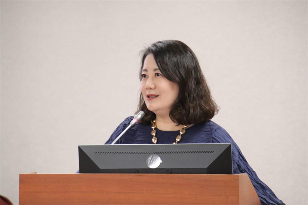 快新聞/韓喊一龍二鳳辯無惡意 吳思瑤、陳培瑜轟硬拗:跟比中指一樣差勁!
