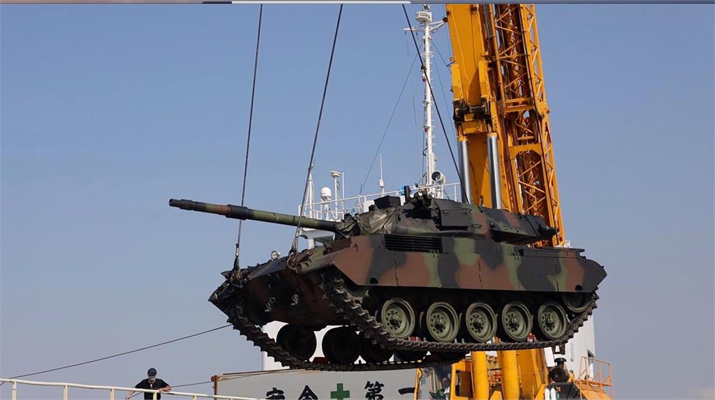 小金門砲聲轟隆!金防部戰車火砲操演 吸引軍事迷蹲點搶拍