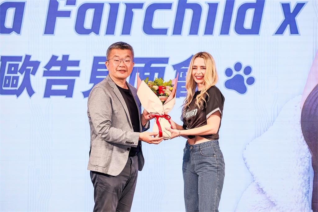 中職(影)/費嫂、歐告相見歡可愛爆表!聯盟加碼推費仔限量聯名商品明開搶詳情點這裡