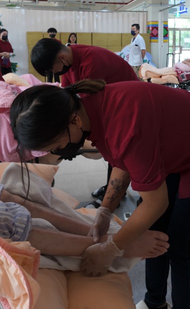 按摩店耶誕送暖! 替植物人免費按摩.刺激意識