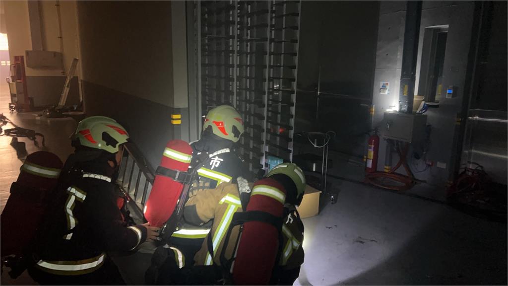 快新聞/快關閉窗戶!基隆工廠鋰電池實驗引火警「黑煙直竄」 警消佈泡沫水線警戒