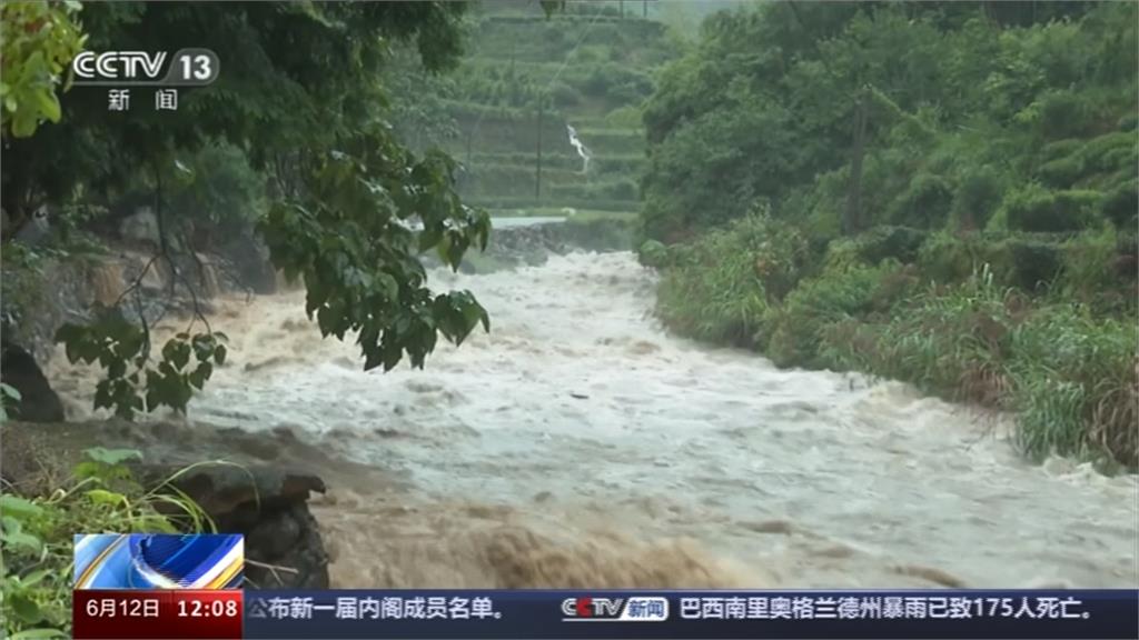 中國北京現「閃電劈彩虹」意象 多地雷雨交加爆發土石流