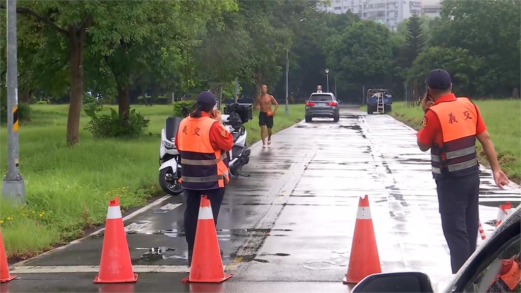 不滿路無法過！單車男打女義交　警掌握對象將通知到案