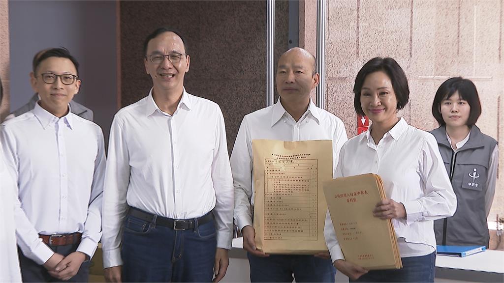 輿論批評聲中 韓國瑜率藍不分區被提名人登記