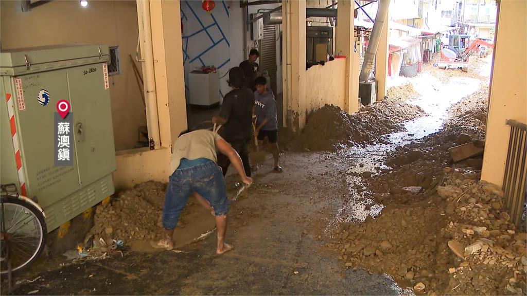 蘇澳池碧宮停車場也淹！　大量泥水灌入　鐵捲門遭土石堵