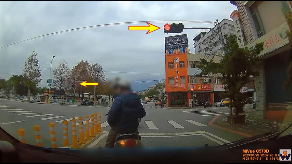 騎士要看哪一個燈? 號誌燈在機車停等區上