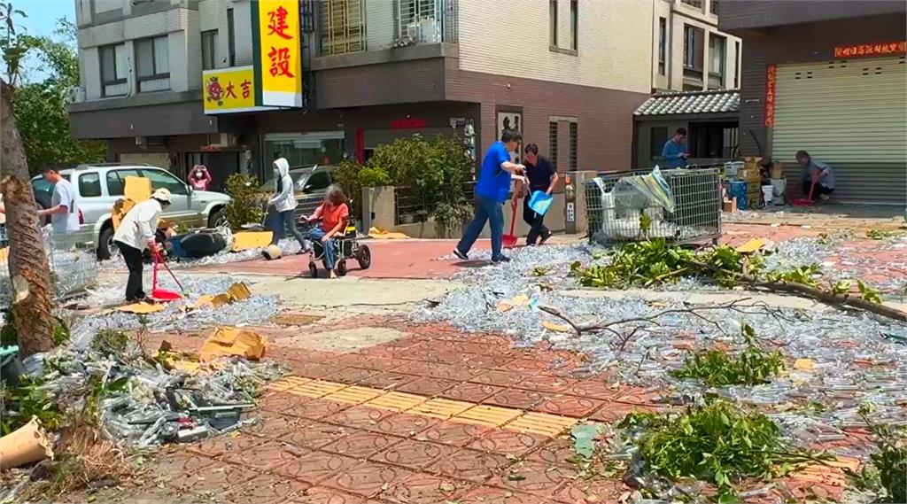 快新聞/悚!台中沙鹿嚴重車禍 向上路「長下坡」多車追撞11人送醫