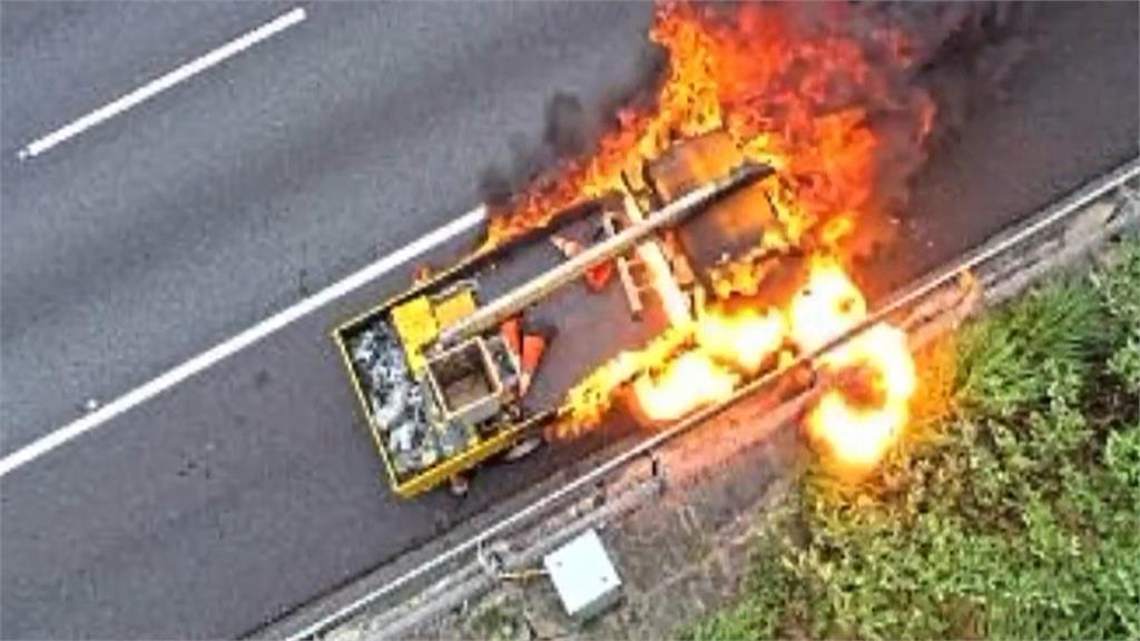 國3工程車突起火駕駛及時逃生 苗栗透天火警一家三口全脫困
