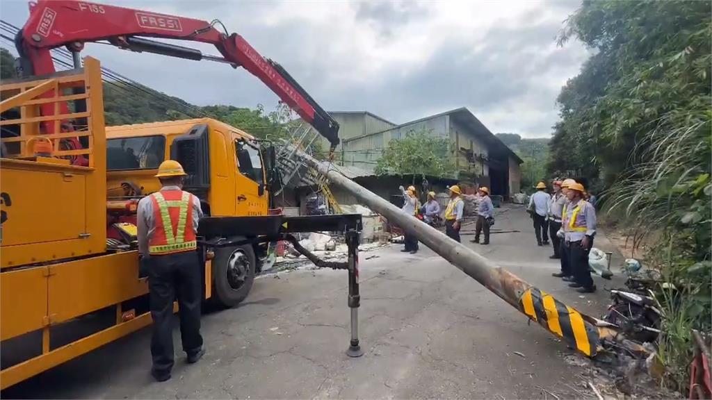 基隆工業區高壓電桿突倒塌　砸鐵皮屋27戶停電！續追凶手