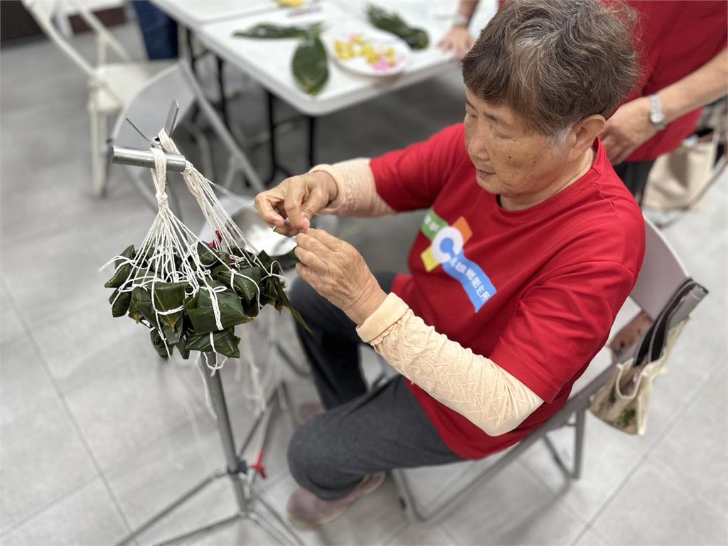 快新聞/健康又營養! 嘉義民雄衛生所合體長輩共包「水果冰粽」
