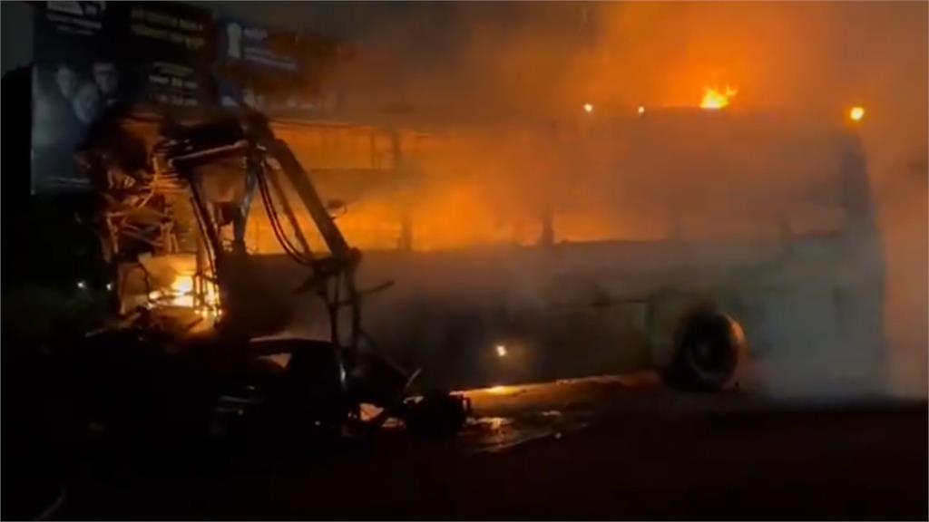 印度公車出「撞」況爆炸燒成火球！至少12死30傷人間煉獄景象曝