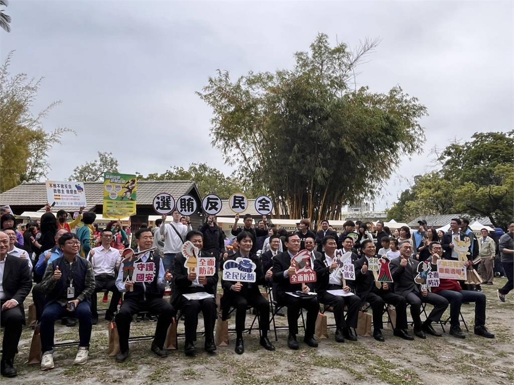 快新聞/中市警攜手最高檢反詐! 全台首隻「兩棲型警犬」現身秀技萌翻眾人