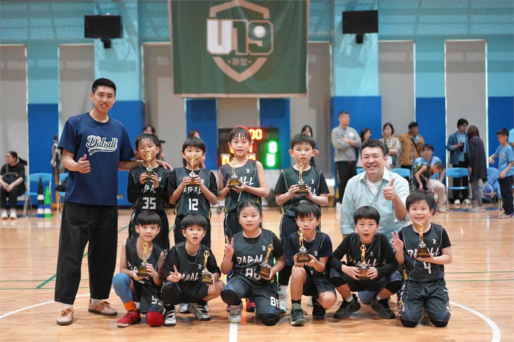 籃球/U19籃球聯盟「球二代」場上判輸贏 老爸「男模」呂政儒場邊加油