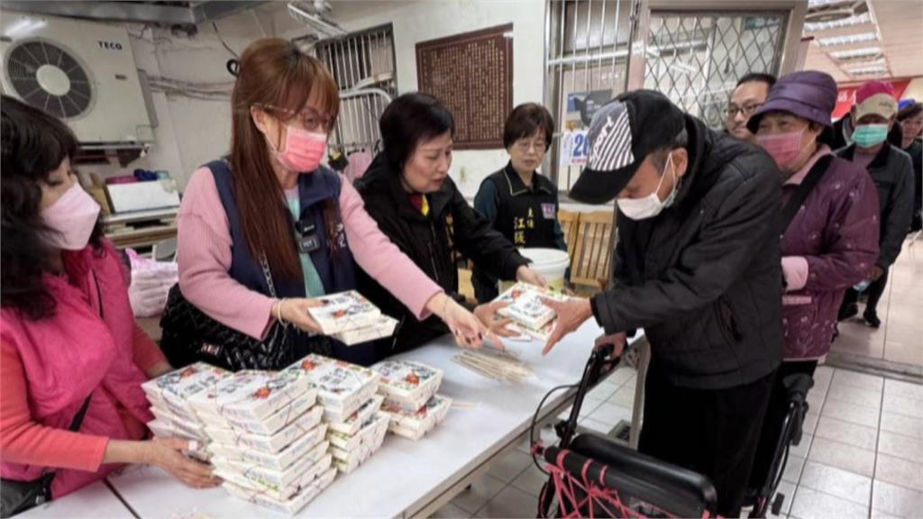 獨家/「香腸配三樣菜」寒酸? 愛心便當遭嫌棄爆發口角