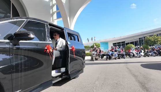 淡水校園辦婚禮！　新人超帥重機迎娶玩創意