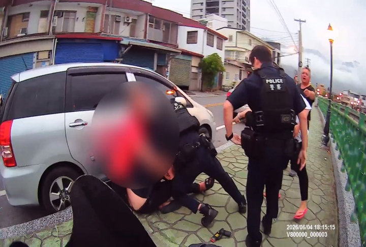 吸毒精神錯亂！　男子當街辱罵騎士還持美工刀傷人