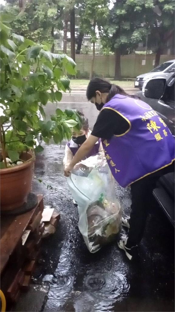 「最美里長參選人」陳紫渝雨中清水溝!暖問:還好嗎?全台里民報平安