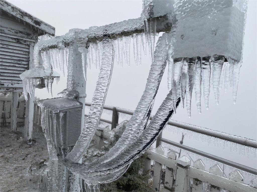 玉山清晨-2.8度！山頭「一夜凍雨」現冰封美景氣象署：比下雪危險