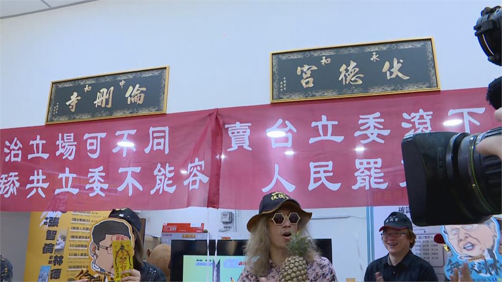 快新聞/罷團志工被石頭砸頭「情況曝」 豬頭皮高唱罷免主題曲:罷免啦!一直亂氣死