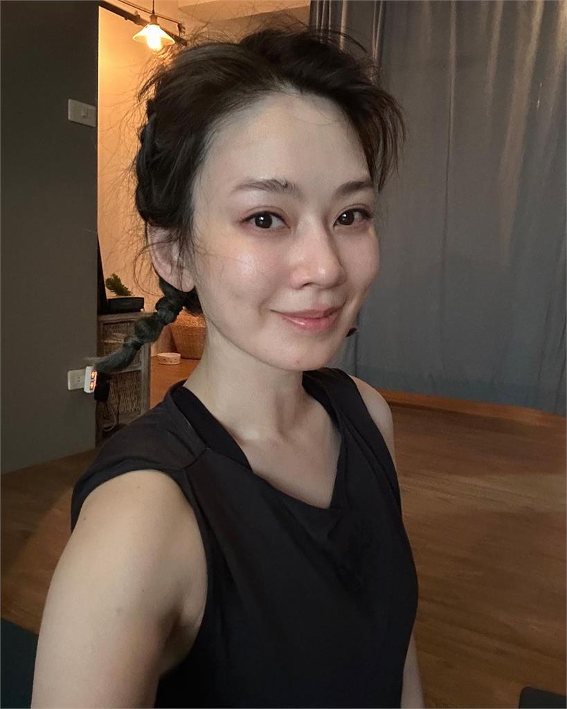Melody婚變後貼「亂髮素顏照」!全黑穿搭曝親揭「恢單」心情