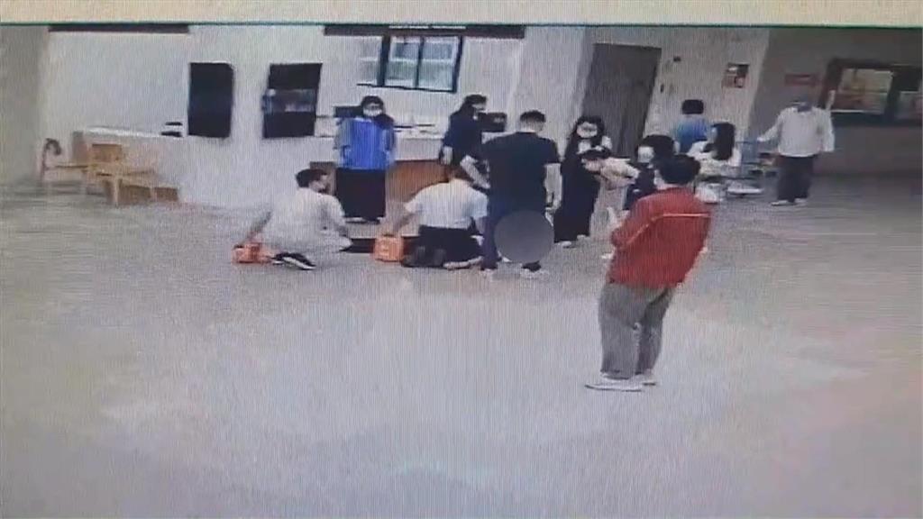 男縣府洽公突腹痛倒地 幸遇兩櫃檯員工急救搶命